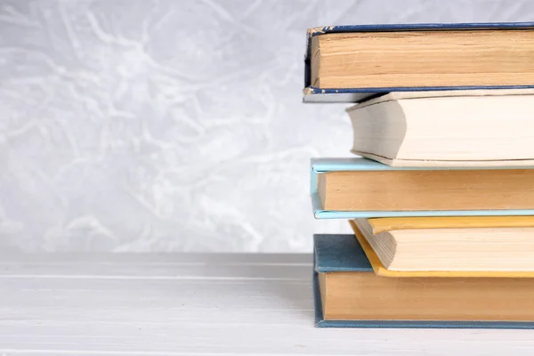 Libros sobre mesa de madera —  Fotos de Stock