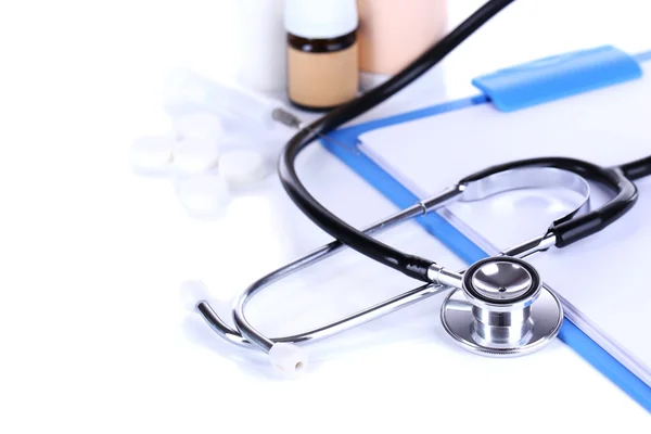 Stéthoscope, pilules, bouteilles isolées sur blanc. concept de médecine — Photo