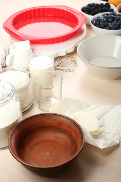 Baking tasty pie and ingredients — Stock Photo, Image