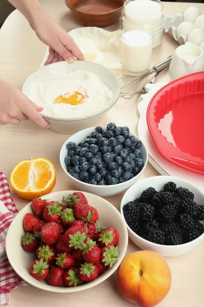 Baka läckra paj och ingredienser — Stockfoto