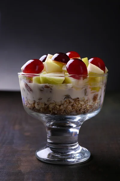 Yogurt with  fresh grape and apple — Stock Photo, Image