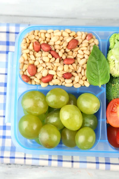 Smakelijke vegetarische maaltijden in plastic doos op houten tafel — Stockfoto