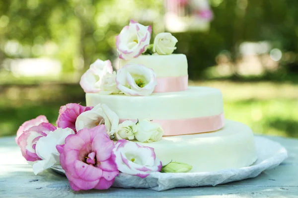 Schöne Hochzeitstorte — Stockfoto