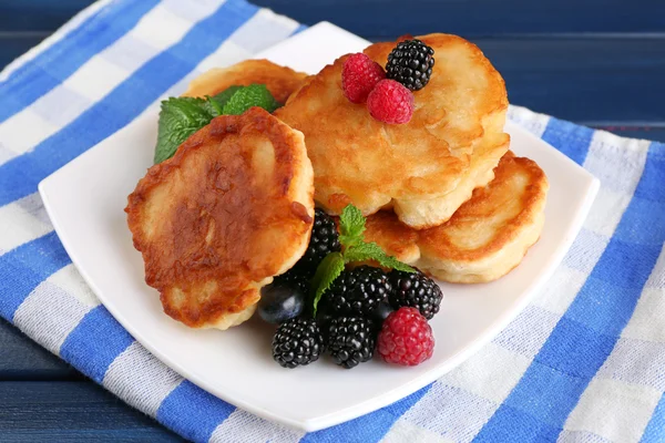 Tasty pancake with fresh berries — Stock Photo, Image