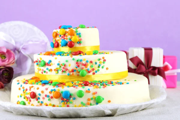 Bolo de aniversário saboroso bonito — Fotografia de Stock