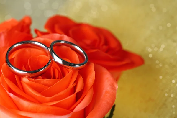 Anillos de boda en ramo de boda, primer plano, sobre fondo brillante — Foto de Stock