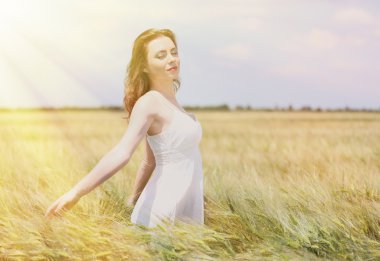 Tarladaki güzel genç kadın.