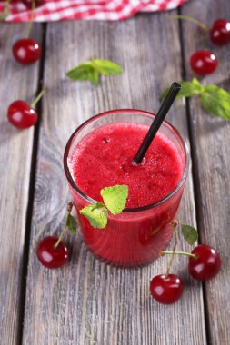 Taze soğuk kiraz kokteyl