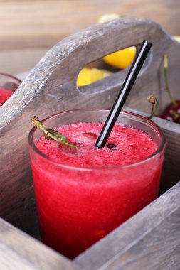 Taze soğuk kiraz kokteyl