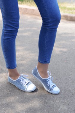 Kız bacaklar açık havada pembe spor ayakkabı