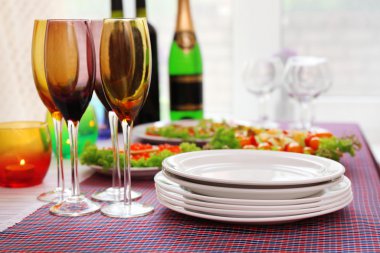 misafirler için bekleyen dishware ile büfe masa