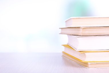 ahşap masa üzerine kitaplar