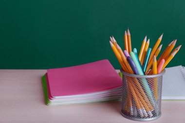 Tablo arka plan üstünde tahta okul malzemeleri