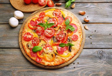 Tahta masada servis edilen lezzetli pizza.