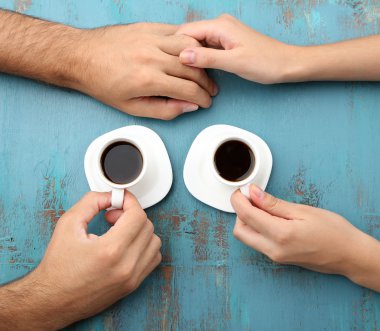 Seven çift masada sıcak içecekler