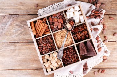 kahve ve kakao çekirdekleri, kesme şeker, Bitter çikolata, tarçın ve anason, ahşap arka plan üzerinde yakın çekim seti ile ahşap kutu