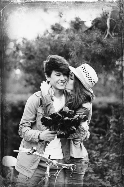 Jeune couple avec vélo dans le parc — Photo