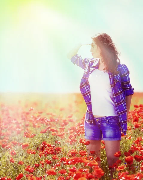 Jonge vrouw in het veld — Stockfoto