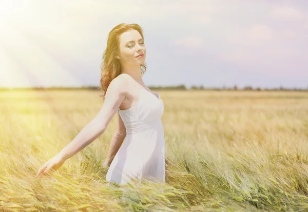 Bella giovane donna in campo — Foto Stock