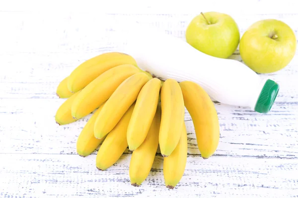 바나나의 무리와 요구르트 한 병 — 스톡 사진