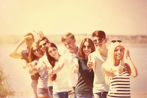 Persone sulla spiaggia — Foto Stock