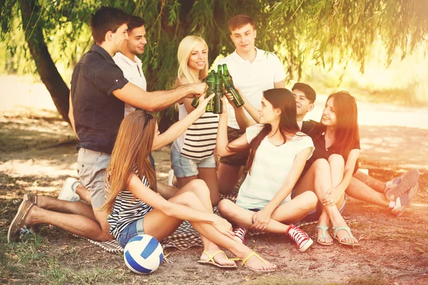 Giovani con birra nel parco — Foto Stock