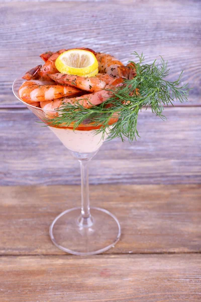 Čerstvé vařené krevety s koprem v poháru na dřevěné pozadí — Stock fotografie