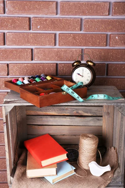 Dikiş takımı tapeline, kitap ve ip ile — Stok fotoğraf