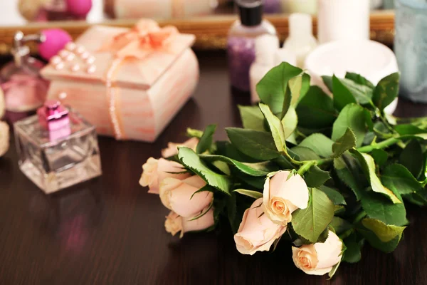 Hermosas rosas y perfumes — Foto de Stock