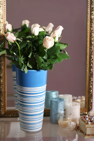 Piękny wazon z różami w pobliżu lustro — Zdjęcie stockowe