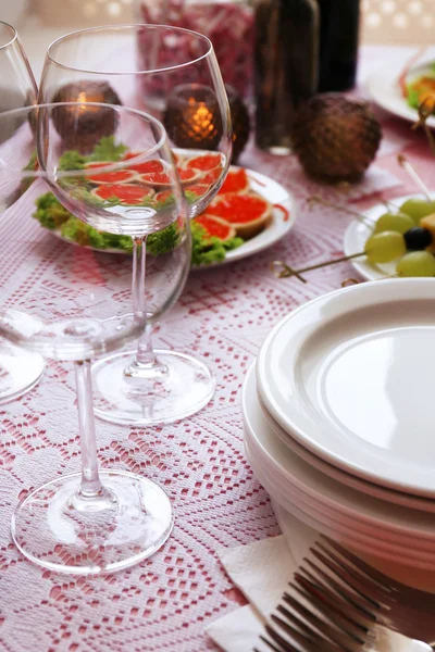 Misafirler için bekleyen dishware ile büfe masa — Stok fotoğraf