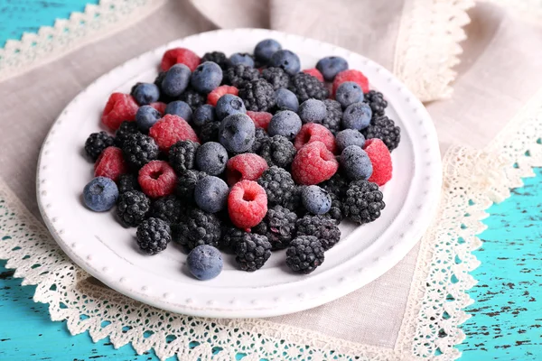 Iced berries on plate — Stock Photo, Image