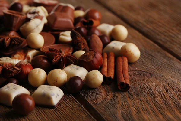 Olika sorters choklad på träbord närbild — Stockfoto