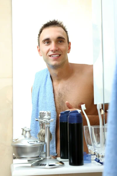 Joven afeitándose la barba en el baño — Foto de Stock