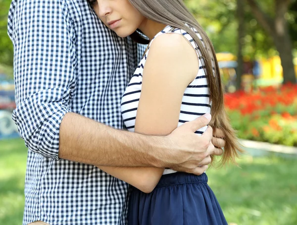 Ein liebendes Paar im Freien umarmen — Stockfoto