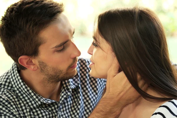 Abraçar um casal amoroso ao ar livre — Fotografia de Stock