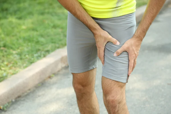 Lesioni sportive dell'uomo all'aperto — Foto Stock