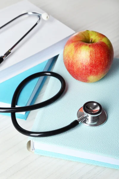 Medizinisches Stethoskop mit Apfel — Stockfoto