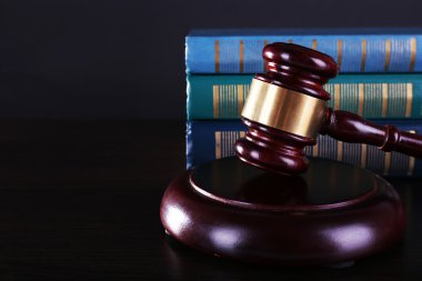 Hakimin tokmak ve koyu gri arka plan üzerine kitaplar