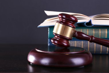 Hakimin tokmak ve koyu gri arka plan üzerine kitaplar