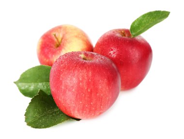 Beyaz izole olgun kırmızı elmalar