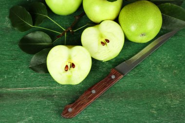 Ahşap zemin üzerine bıçakla olgun elma