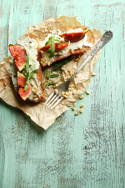 Sabrosos sándwiches con higos dulces y requesón sobre mesa de madera — Foto de Stock