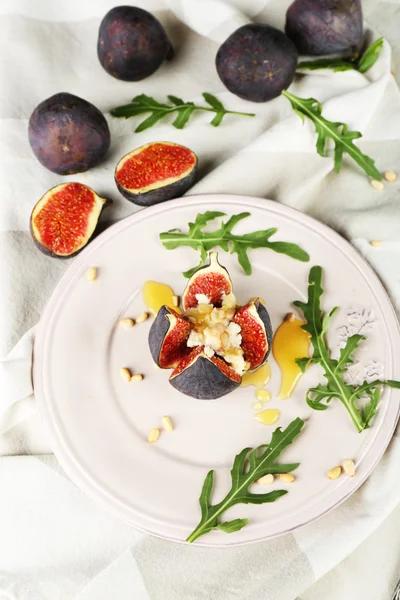 Ripe sweet fig with cottage cheese and honey, on plate — Stock Photo, Image