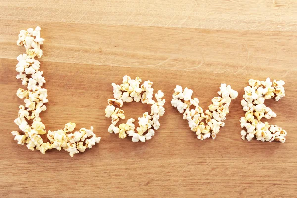 Liefde woord gevormd met popcorn — Stockfoto