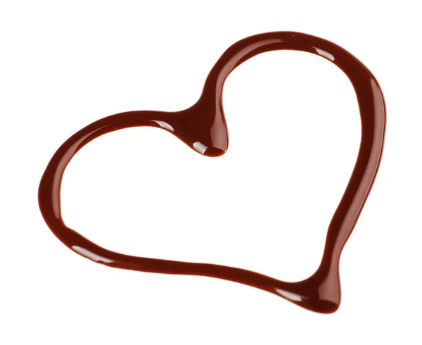 Schokoladensirup tropft in Herzform isoliert auf weiß — Stockfoto