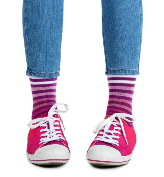 Kobiece nogi w kolorowe skarpetki i trampki — Zdjęcie stockowe