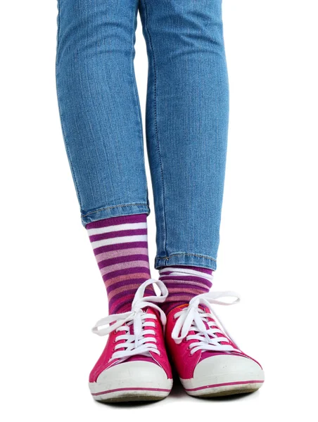 女性的双腿，穿着五颜六色的袜子和运动鞋 — 图库照片