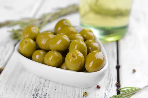 Маринованные оливки на столе крупный план — стоковое фото