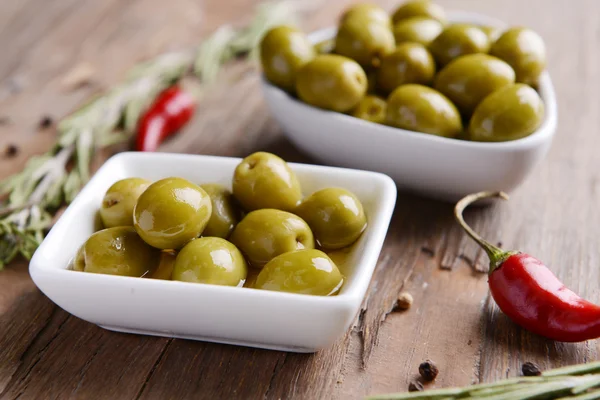 Различные оливки маринованные — стоковое фото